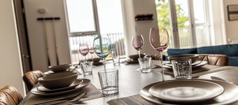 Luxury Penthouse 3 bedroom apartment with parking, 85inc TV and pool table