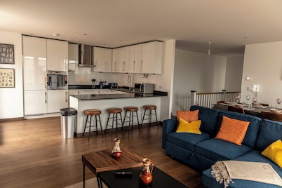 Luxury Penthouse 3 bedroom apartment with parking, 85inc TV and pool table