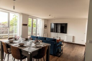Dining - Luxury Penthouse 3 bedroom apartment with parking, 85inc TV and pool table (Maidstone)