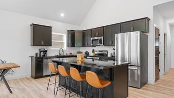 Coffee/tea maker, fridge, microwave, oven