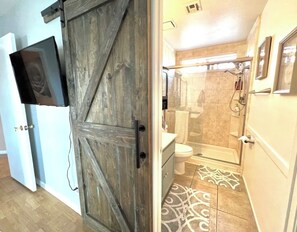 Dusche, umweltfreundliche Kosmetikartikel, Haartrockner, Handtücher
