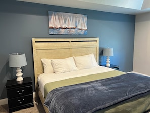 5 bedrooms, desk, travel cot, free WiFi - Cozy all season retreat, center of town! (Garden City)