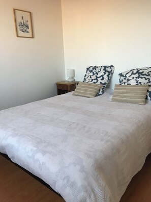 2 bedrooms, iron/ironing board, travel cot, WiFi - Vacation home just 8 minutes from the beach and a stone's throw from the shops. (Angles)