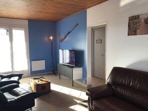 Living area - Vacation home just 8 minutes from the beach and a stone's throw from the shops. (Angles)