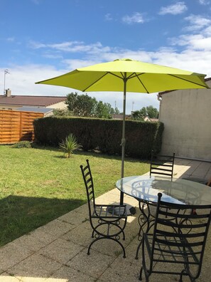 Outdoor dining - Vacation home just 8 minutes from the beach and a stone's throw from the shops. (Angles)