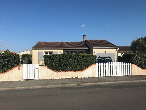 Exterior - Vacation home just 8 minutes from the beach and a stone's throw from the shops. (Angles)