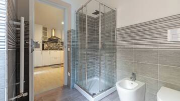 Apartment | Bathroom | Shower, free toiletries, hair dryer, bidet