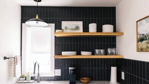 Cafetière/bouilloire, micro-ondes, plaque de cuisson