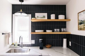 Mikrowelle, Herdplatte, Wasserkocher mit Kaffee-/Teezubehör