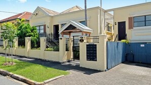 Exterior - Charming UNIT in the heart of New Farm, BNE. (New Farm)