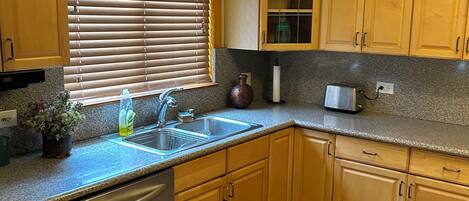 KĂŒhlschrank, Mikrowelle, Ofen, Herdplatte