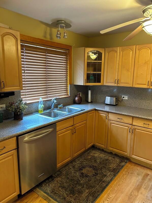 ثلاجة، ميكروويف، فرن، موقد طهي مسطح