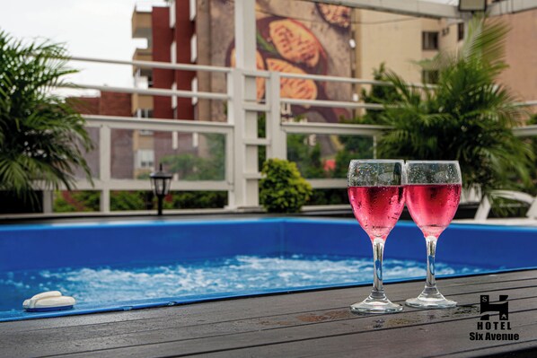 Bar en milieu de piscine