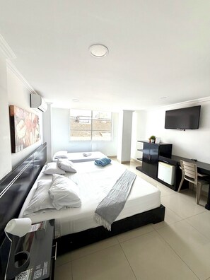 Standard Triple Room | Hypo-allergenic bedding, minibar, in-room safe, individually decorated - HOTEL SIX AVENUE (Cali)