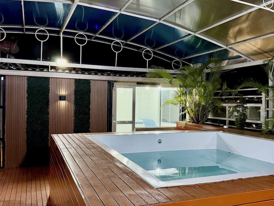 Una piscina al aire libre