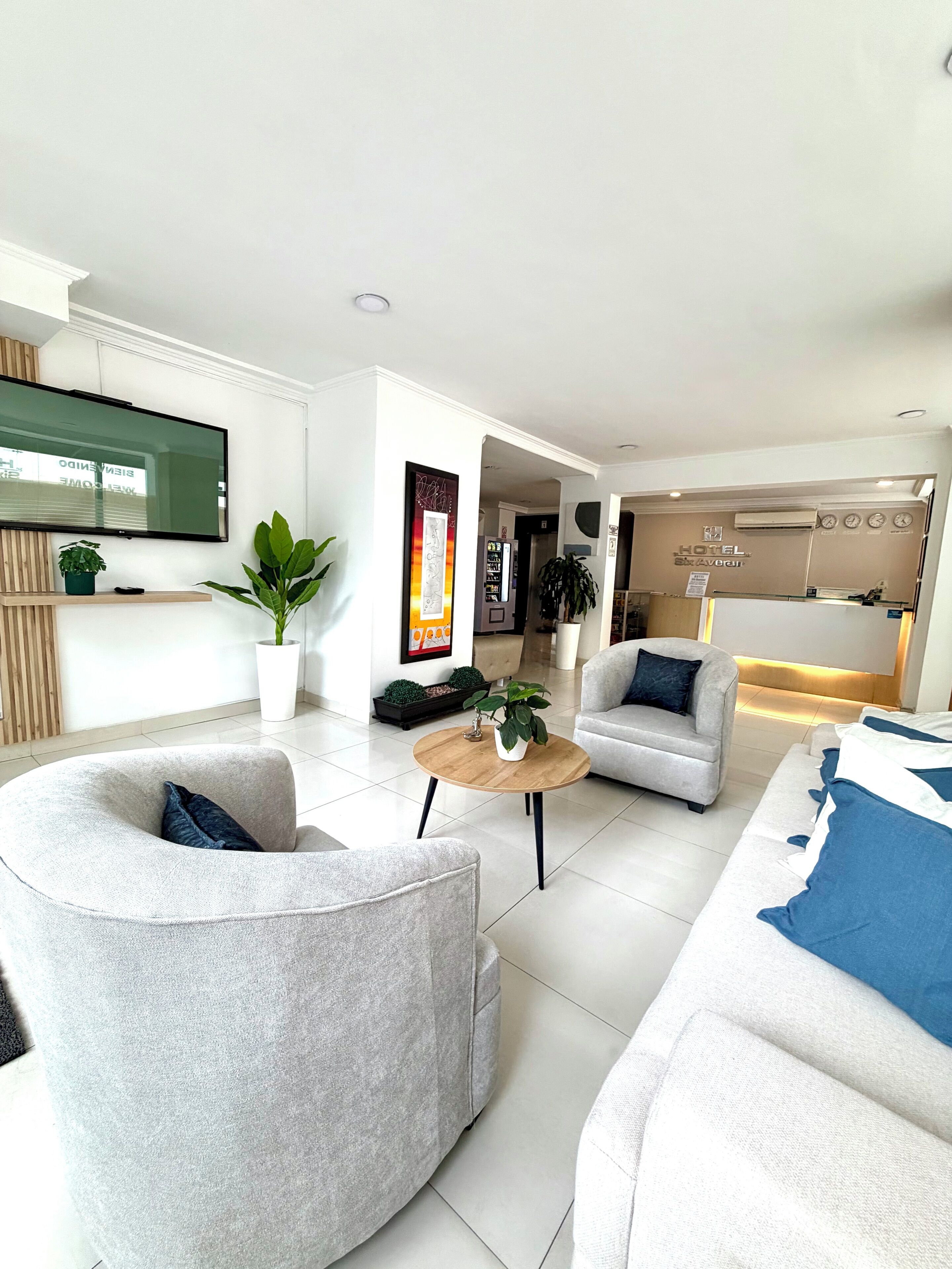 تلفزيون ذكي بحجم 36-بوصة يعرض قنوات تلفزيونية رقمية، أرضيات مدفأة