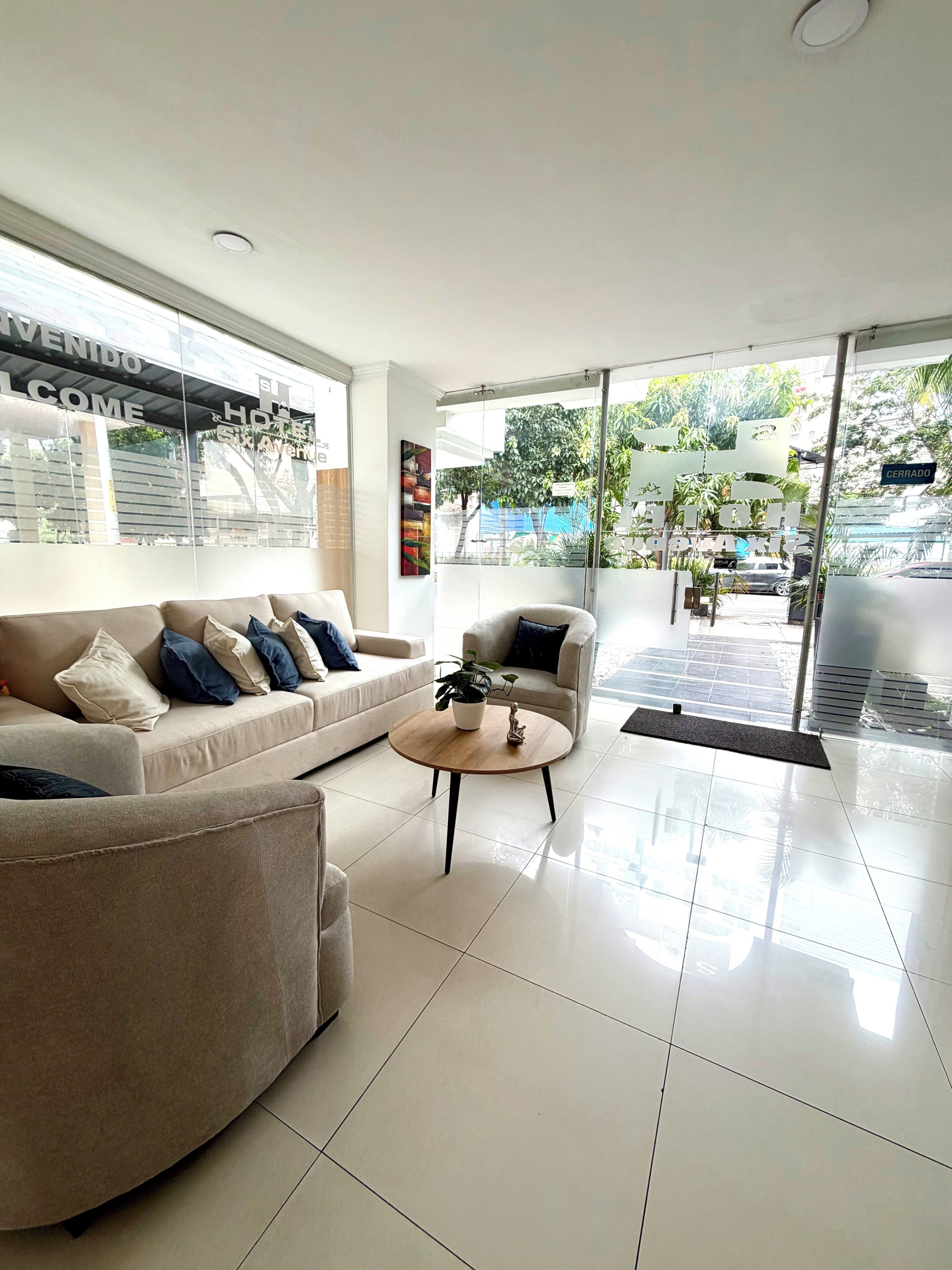 تلفزيون ذكي بحجم 36-بوصة يعرض قنوات تلفزيونية رقمية، أرضيات مدفأة