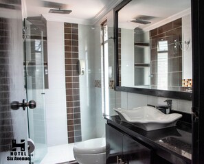 淋浴设施、大花洒淋浴喷头、吹风机、毛巾