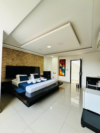 Caja de seguridad en la habitación y escritorio