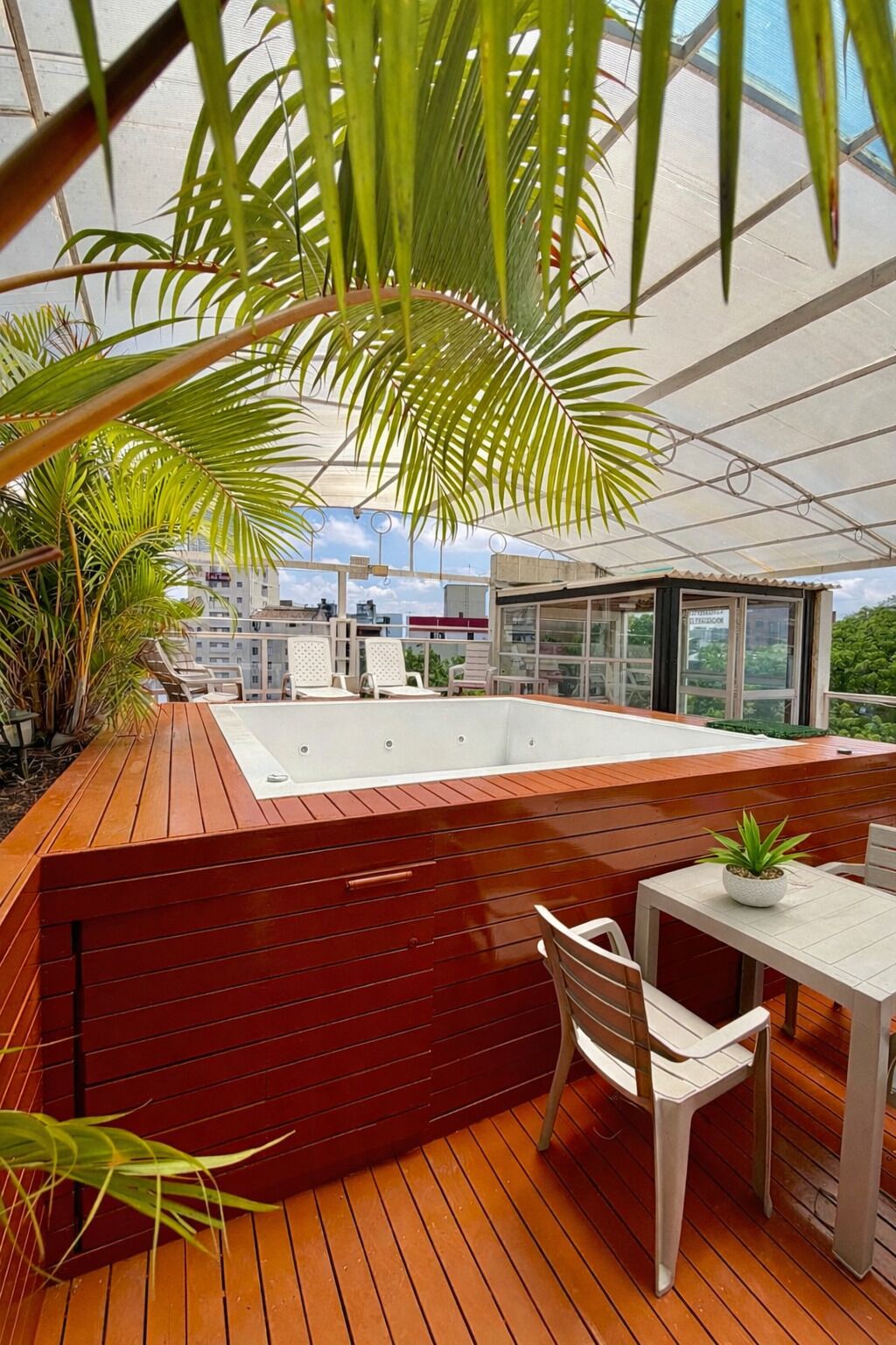 Una piscina al aire libre