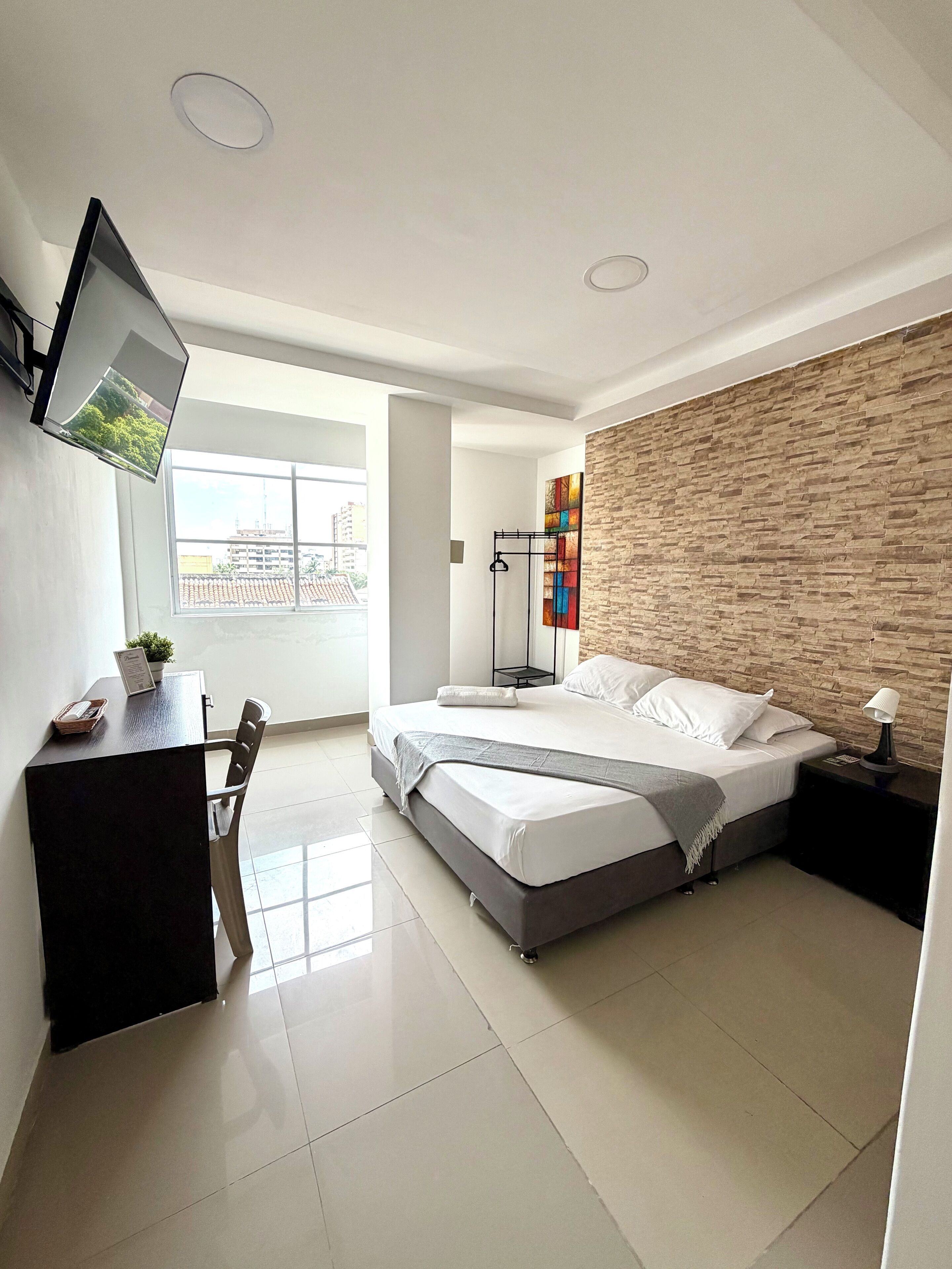 标准双人房或双床房 | 防过敏的被褥、客房内保险箱、特色装修、特色家居