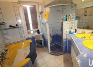 Haartrockner, Handtücher, Seife, Toilettenpapier