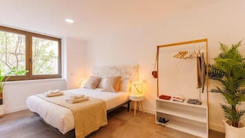 3 bedrooms, iron/ironing board, internet, bed sheets