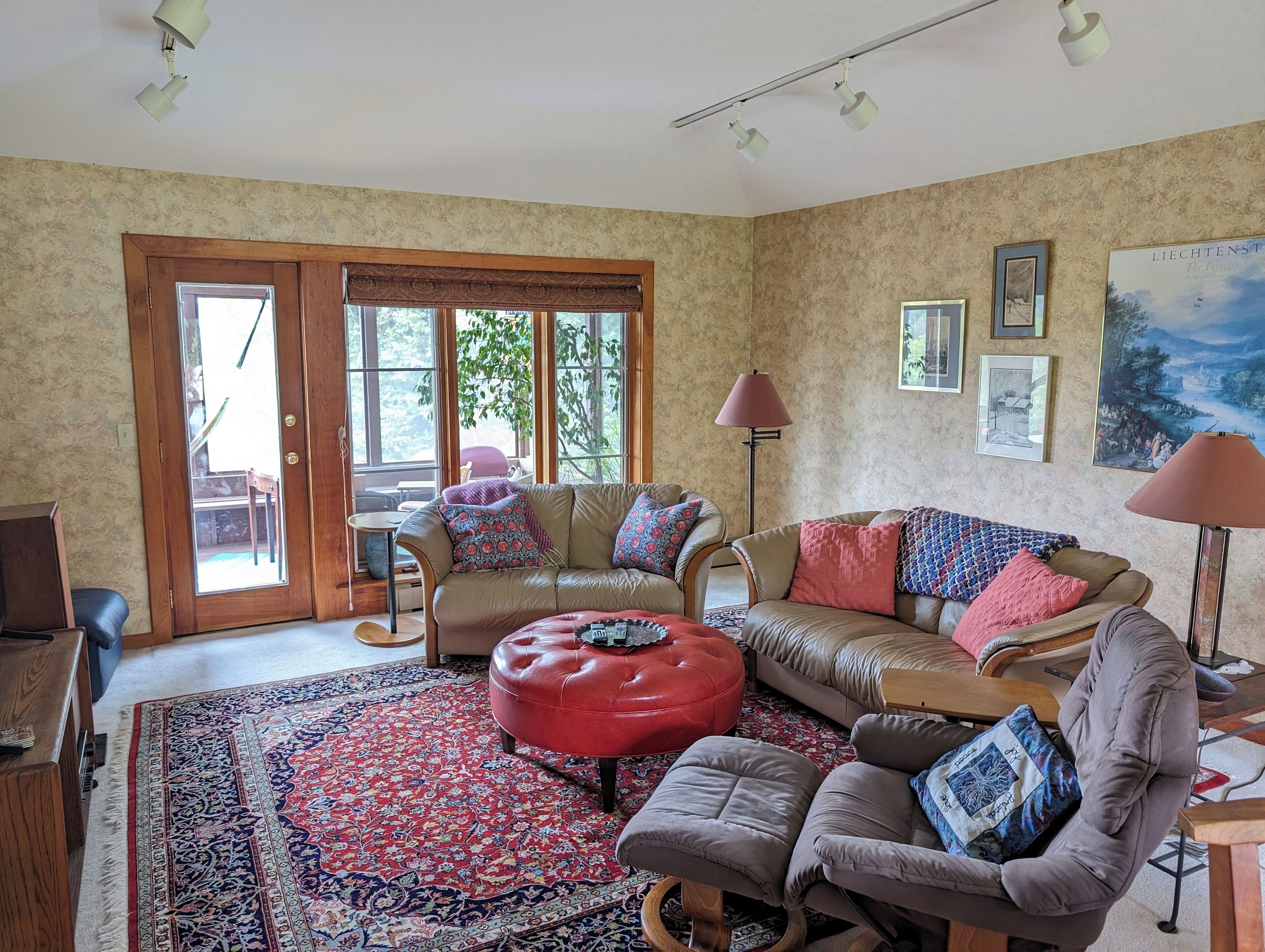 TV connectée, lecteur de DVD, baby-foot, livres