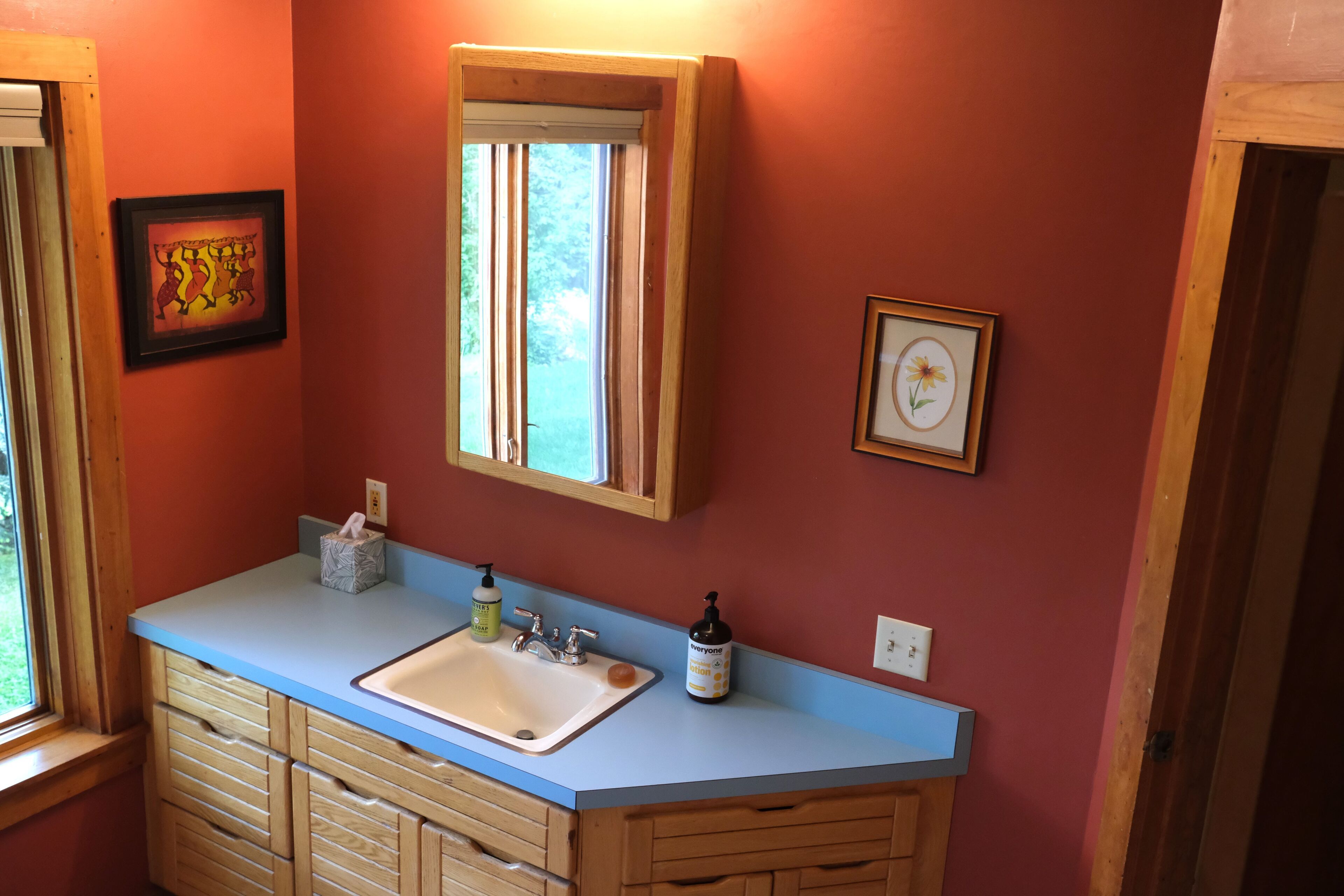 حوض استحمام بنظام ضخ المياه، مجففات شعر، مناشف، صابون