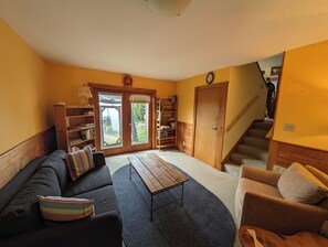 Smart-tv, dvd-spelare, bordsfotboll och böcker