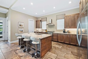 Kylskåp, mikrovågsugn, ugn och spishäll