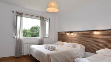 3 slaapkamers, een strijkplank/strijkijzer, internet, beddengoed
