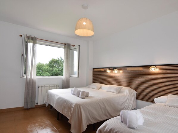 3 bedrooms, iron/ironing board, Internet, bed sheets