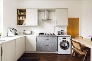 Frigorifero, microonde, forno, piano cottura