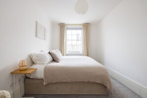 3 camere, una scrivania, ferro/asse da stiro, culla da viaggio