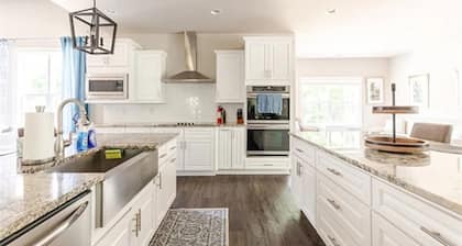 Senoia luxury Secluded Home w/ Master on Main