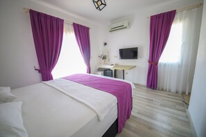 Rom – deluxe, balkong, byutsikt | 1 soverom, strykejern/-brett og wi-fi (inkludert)