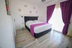 Chambre Deluxe, balcon, vue sur la ville | 1 chambre, fer et planche à repasser, accès au Wi-Fi (inclus)
