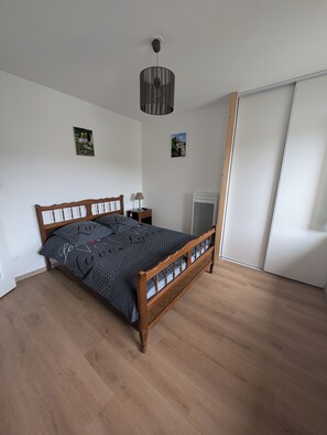 2 slaapkamers, een strijkplank/strijkijzer, reisbedje, beddengoed