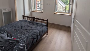 2 soverom, strykejern/-brett, reiseseng for barn og sengetøy