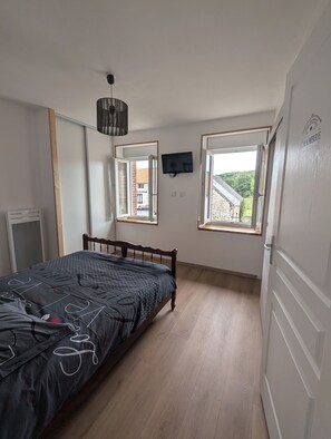 2 soverom, strykejern/-brett, reiseseng for barn og sengetøy