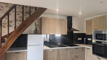 Frigorifero, microonde, forno, piano cottura