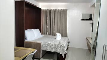 Comfort Studio Suite, City View | Meja, ruang kerja komputer riba, langsir/tirai gelap terus, kalis bunyi
