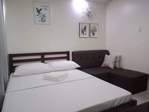 Schreibtisch, laptopgeeigneter Arbeitsplatz, Verdunkelungsvorhänge