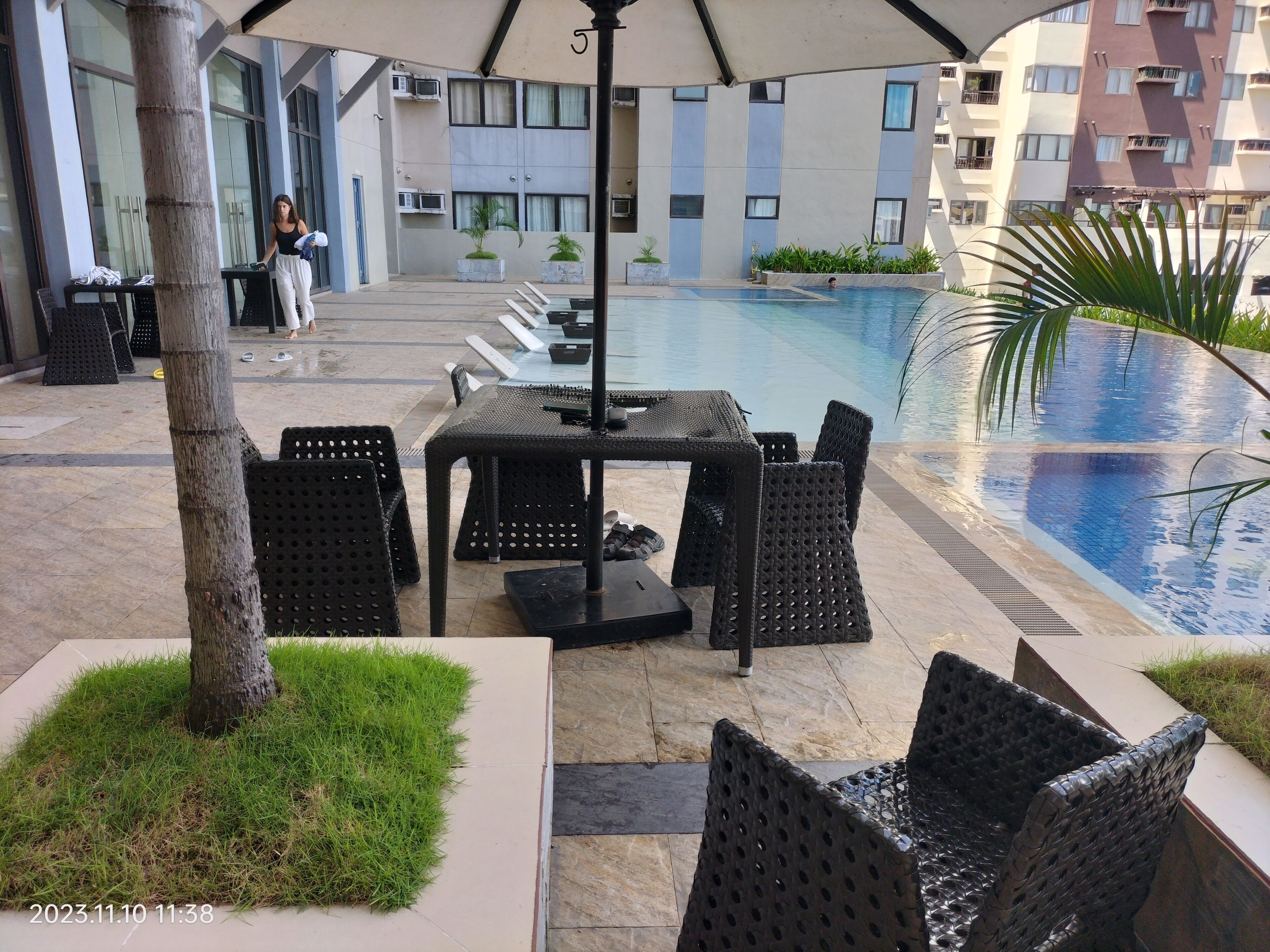 2 kolam renang terbuka 