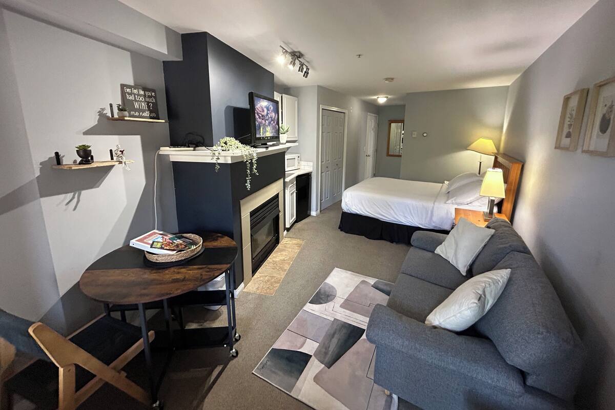 Standard Studio, 1 Queen Bed, Refrigerator & Microwave, Courtyard View | Living area | 42-inch TV with cable channels, fireplace