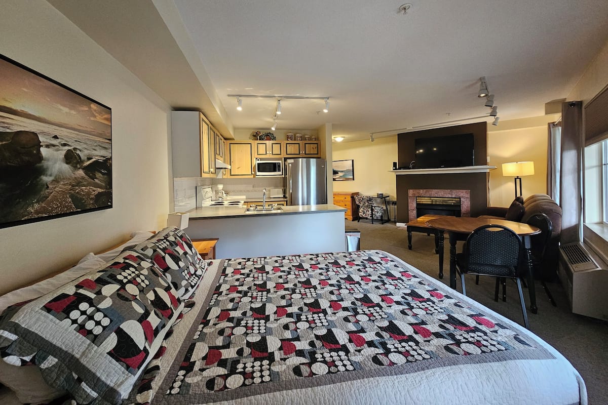 Standard Studio, Kitchen | Living area | 42-inch TV with cable channels, fireplace