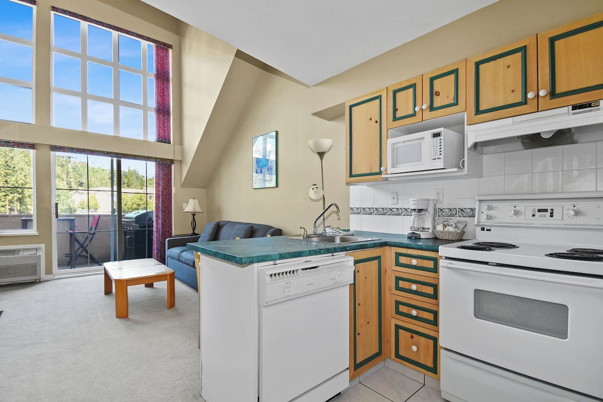 Basic Loft, 1 Queen Bed with Sofa bed, Courtyard Area | Private kitchen | Microwave, coffee/tea maker, electric kettle, toaster