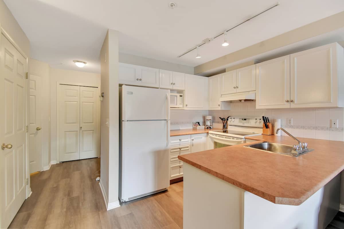 Comfort Studio | Private kitchen | Microwave, coffee/tea maker, electric kettle, toaster