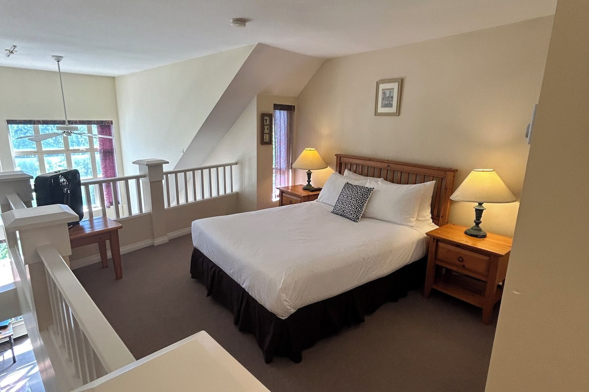 Basic Loft, 1 Queen Bed with Sofa bed, Courtyard Area | 1 bedroom, individually decorated, individually furnished